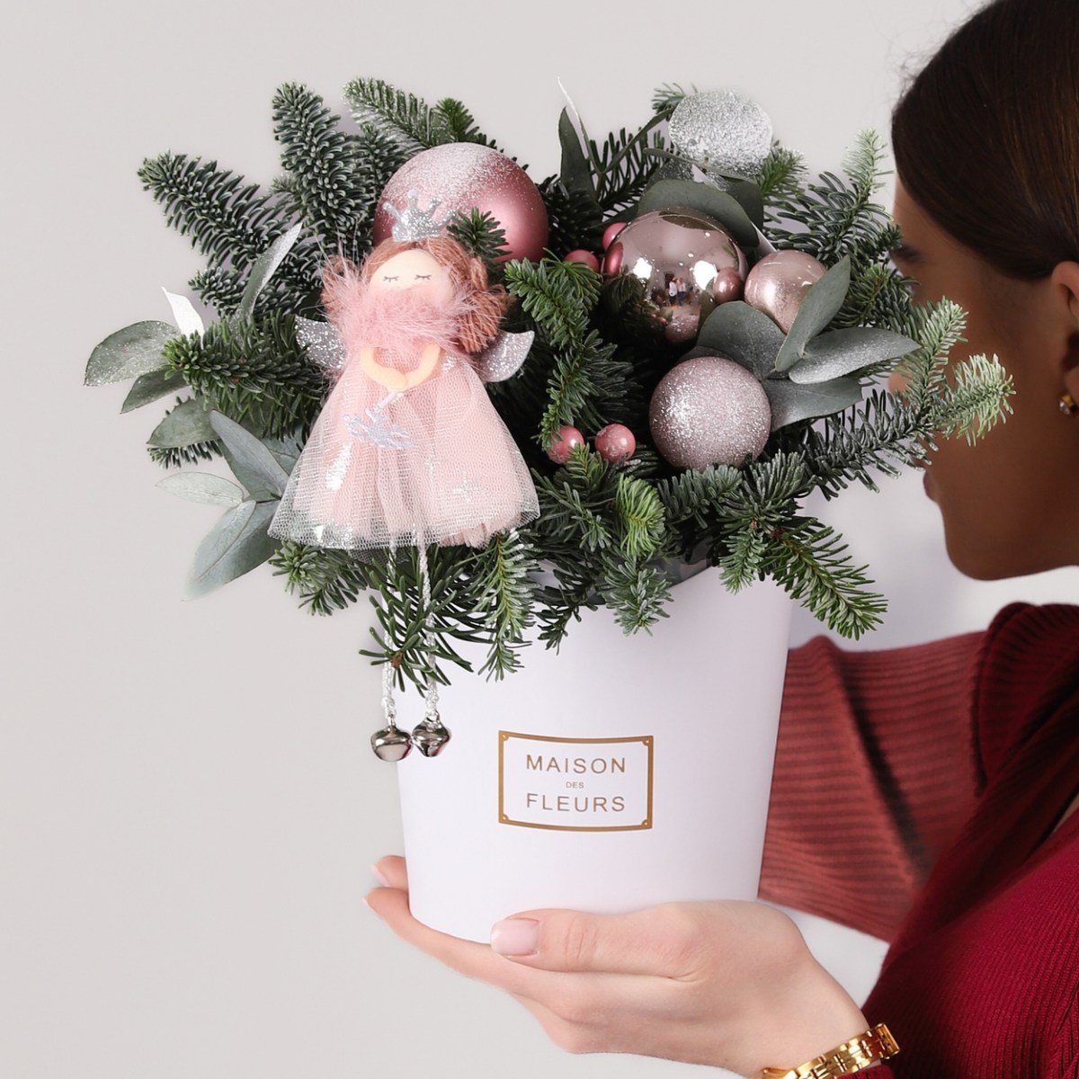 Новогодняя коробка с елью нобилисом и игрушками